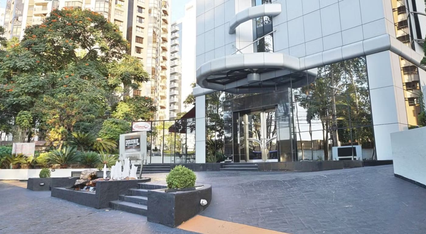 Fachada do edifício do escritório em Alphaville
